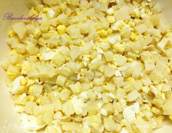  Картофель очистить и нарезать мелкими кубиками и добавить к яйцу.