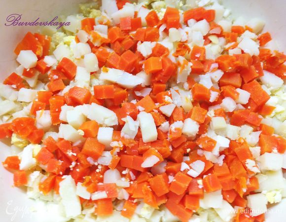 Морковь очистить и нарезать мелкими кубиками и добавить к картофелю.