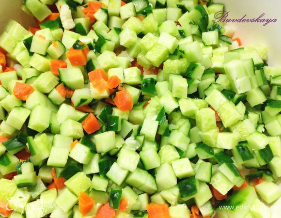 Свежие огурцы вымыть, высушить, срезать попки и нарезать мелкими кубиками добавить в салатник. 