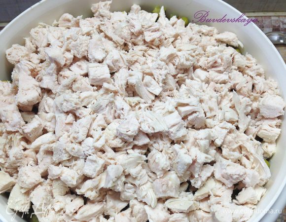 Куриное филе также нарезать мелкими кубиками и добавить к овощам.