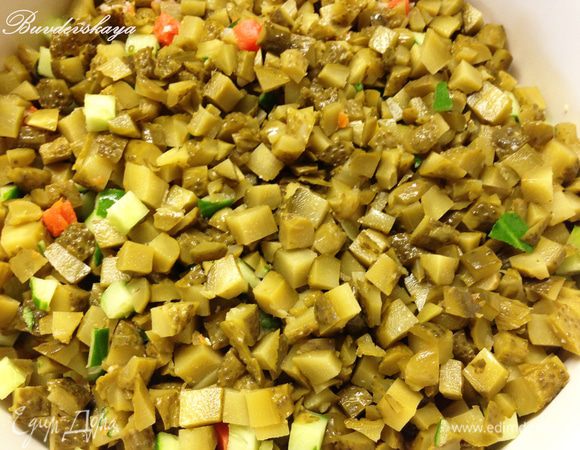  У корнюшонов срезать попки и нарезать мелкими кубиками и добавить в салат.
