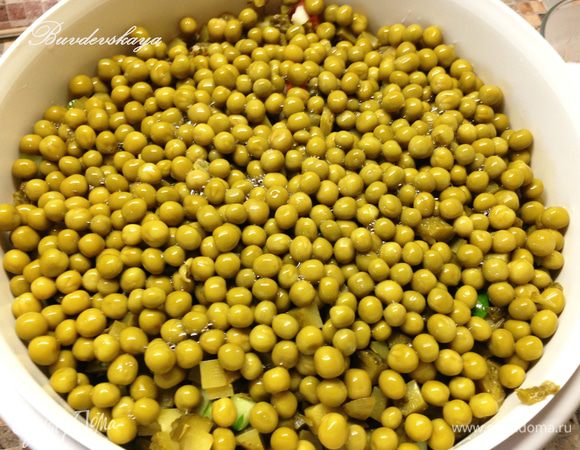  У зеленого горошка слить жидкость и добавить к овощам.