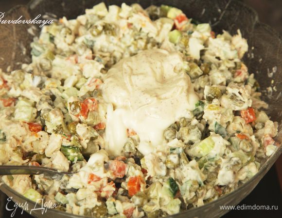 Зелень вымыть, высушить и мелко порезать.Добавить к салату. Салат посолить, поперчить и заправить майонезом непосредственно перед подачей. Переложить в большой салатник или в порционные, украсить по вкусу. P.S. Если Вы планируете есть салат в течении нескольких приемов пищи, то переложите его в контейнер для продуктов, плотно закройте крышкой и отправьте в холодильник (без соли и без майонез - так салат дольше останется свежим). ENJOY!