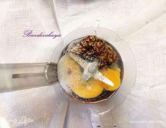 Смешать на небольшой скорости в блендере или миксером яица, горчицу, соль, сахар и лимонный сок.