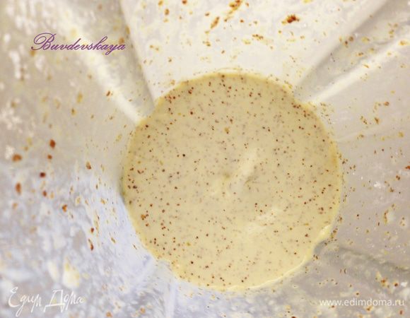 Медленно вливать тоненькой струйкой растительной масло на высокой скорости до тех пор пока майонез не эмульгируется (примерно 2 минуты). ENJOY !