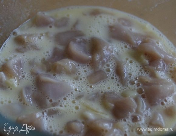 Курицу порезать и залить маринадом. Убрать в холодильник на 20 минут.