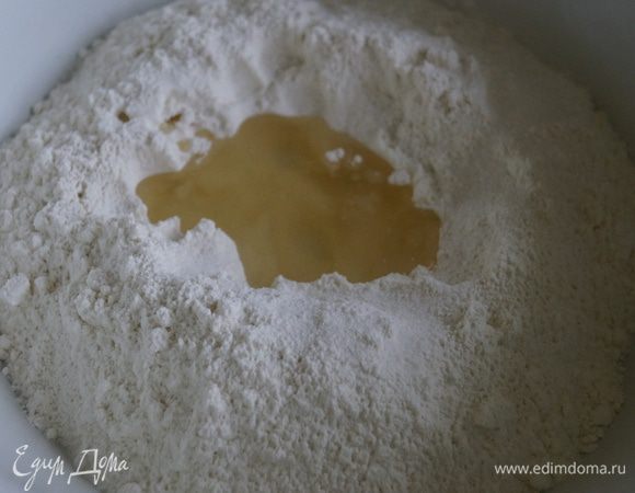Тесто: Горкой насыпать муку, посолить, в середину налить масло и перетереть в крошку