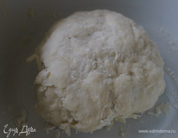 Влить по немного воду и замесить тесто. Оставить отдыхать на 30 минут.