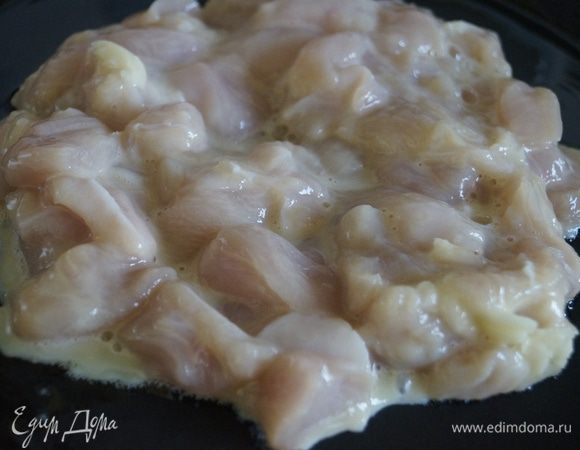 На другой сковороде обжарить промаринованную курицу, минут 5 не больше