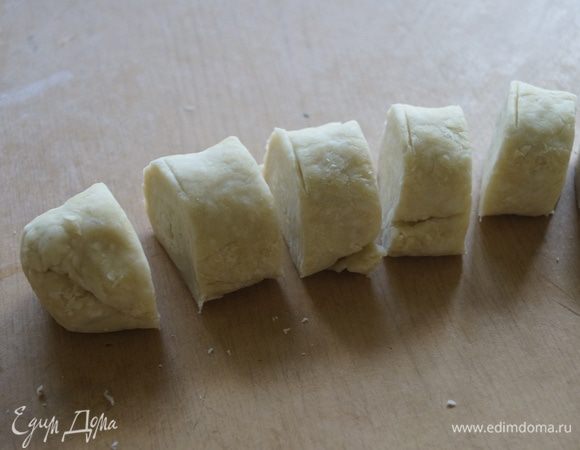 Тесто разделить на 6 равных частей