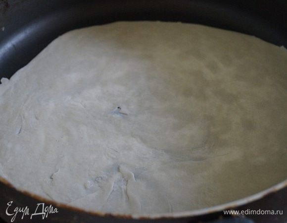 Обжарить лепешку на сковороде с 2 сторон, только не высушивать лепешку.