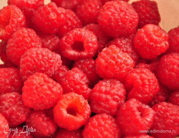 Малину промыть, обсушить, распределить поверх теста, 