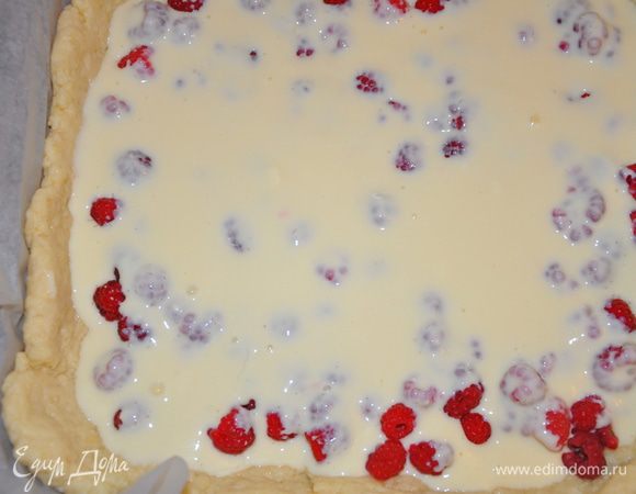 Смешать ингредиенты для заливки: сметану с желтками, соком лимона и крахмалом. Залить смесью начинку.