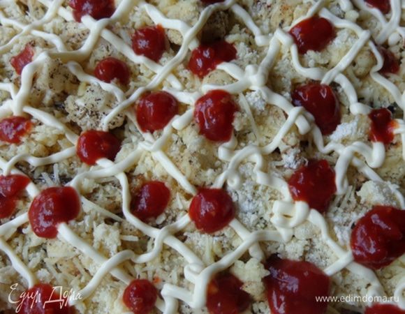 ...украсить решеточкой из майонеза и каплями аджики и запекать всю эту красоту при 200 градусах минут 25-30 до зарумянивания