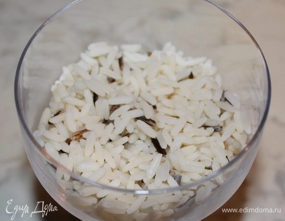 Рис отварить до готовности. Он должен быть рассыпчатым. Первым слоем салата выкладываем рис.