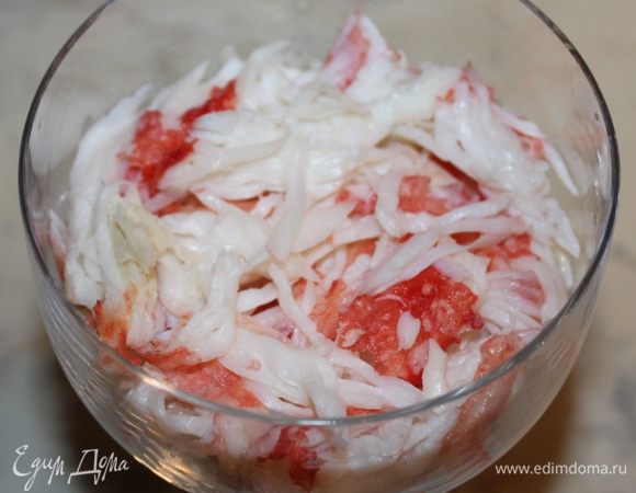 Второй слой - крабовое мясо.