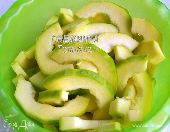 Цукини нарезаем брусочками где-то 3х10 см. У меня был покрупнее с большими семечками, поэтому я сняла кожицу, нарезала на колечки, вынула семечки и разрезала колечки пополам.