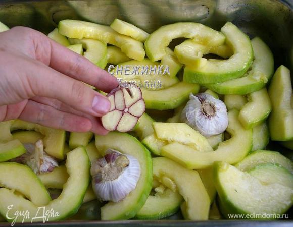 Солим, сбрызгиваем оливковым маслом, перемешиваем. Укладываем в форму для запекания. Головку молодого чеснока (или две, если не очень крупные) моем и прямо в шелухе разрезаем на 2 части поперек. Кладем половинки на цукини разрезом вниз. Ставим запекаться в разогретую до 190°C духовку на 30–35 минут, чтобы палочки цукини стали мягкими.