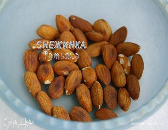 Миндаль у меня был нежареный, поэтому я положила его на сухую сковороду и жарила до зарумянивания, все время помешивая. Пересыпаем его со сковороды в миску и обязательно даем остыть. Затем измельчаем не очень мелко.