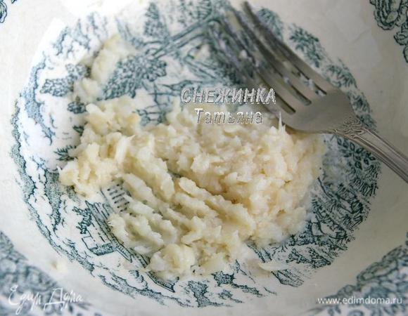 Когда цукини и чеснок стали мягкими, достаем из духовки. Цукини перекладываем в миску. Мягкий запеченный чеснок раздавливаем вилкой.