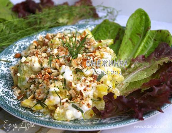 Соединяем цукини с соусом. На тарелку выкладываем листья салата, цукини, сверху посыпаем измельченным миндалем и листиками тархуна.