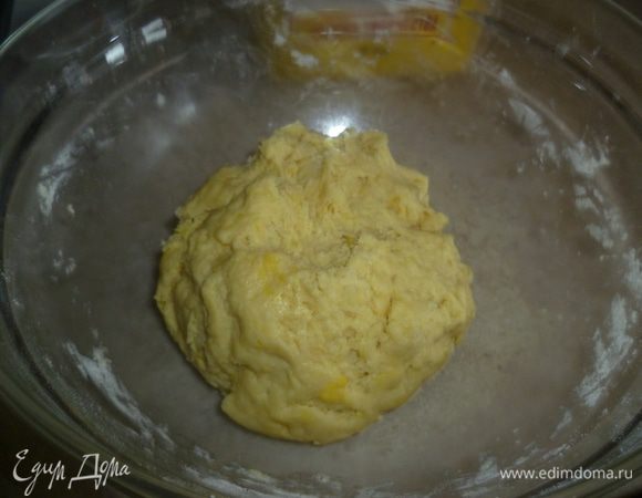 Желтки растереть с размягченным сливочным маслом. Соду добавляю сразу в сметану. Соединяем масло с желтками и сметану, вводим постепенно муку. Замешиваем тесто (не слишком крутое, но чтобы не липло к рукам).