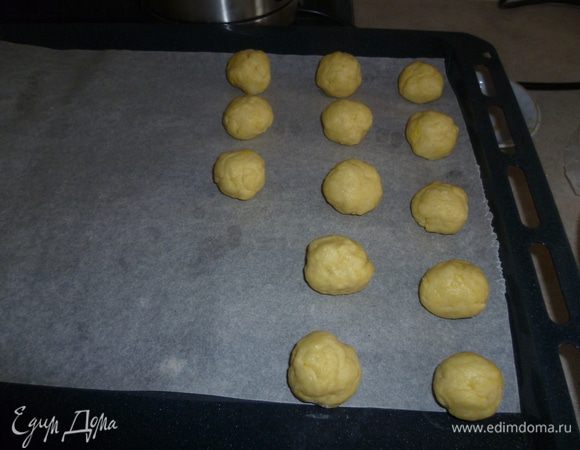 Из теста формируем шарики размером с грецкий орех. Выпекаем в духовке разогретой до 180 градусов до золотистого цвета.
