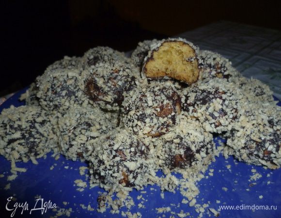 Остывшие слегка "ёжики" окунаем в глазурь, а затем обваливаем в вафлях.
Просто, но очень вкусно!