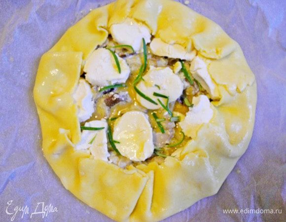 Затем сверху укладываем грибную начинку, кидаем листочки розмарина, а на неё кружочки козьего сыра. "Упаковываем" галету, как на фото. Смазываем края взбитым яйцом, остатки яичной смеси выливаем на начинку.