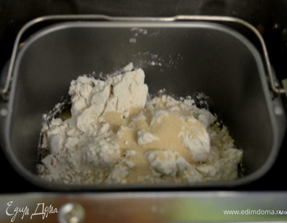 Закладываем сначала в х/п воду, олив.масло,затем мука, соль и дрожжи.
Включим режим "тесто", у меня цикл идет на 1 ч. 30 мин.