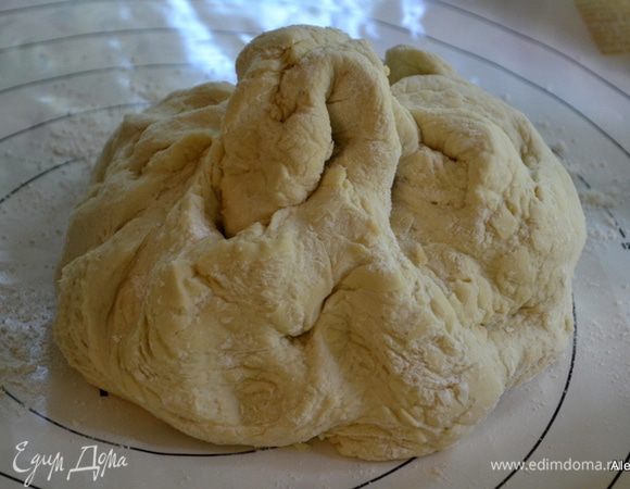 Готовое тесто достанем из х/печки. Выкладываем на рабочую поверхность. Раскатываем. Теста хватает на две круглые пиццы формы противня. Нет круглой формы - можно делать прямоугольную.