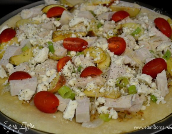 Тесто раскатанное выкладывают аккуратно на смазанный противень. Ставят в духовку на 200 гр. примерно на 5-10 мин. Затем добавляют начинку на выбор: отварное куриное мясо кусочками, колбаса, фарш,  лук, сыр, фрукты.