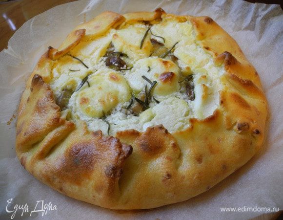 Есть галету лучше теплой, а ещё лучше "с пылу, с жару". Потрясающе вкусно. Тесто получается чуть хрустящим из-за манки, но в то же время, очень нежным. А начинка... Её можно есть и без теста))) Но всё же, всё вместе вкуснее))))
