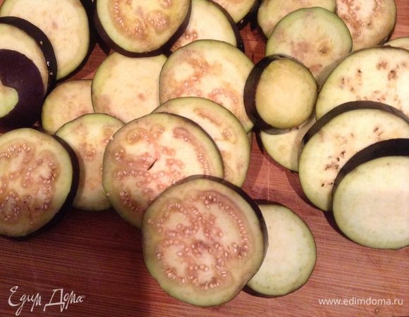 Нарезать баклажаны на кружочки, поставить в соленую воду на 10 минут 