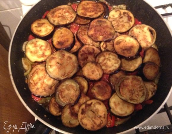 Влить на перец помидоры добавить лавровый лист и сверху разложить баклажаны, накрыть крышкой и тушить 15 минут. 