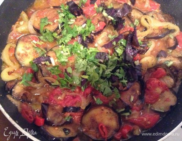 Аккуратно перемешать, посыпать зеленью и готово. Приятного аппетита. 