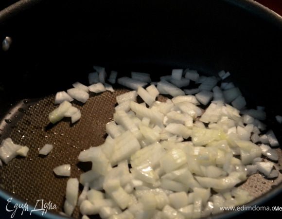 На сковороде разогреть масло, затем выложить порубленный лук. И готовить до золотистого цвета.
