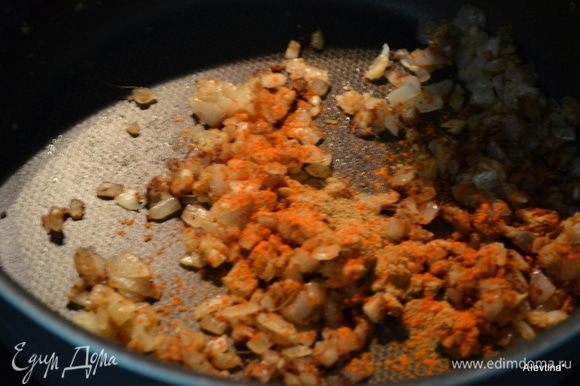Затем добавить порезанный мелко чеснок и натертый имбирь. Помешивать примерно 1 мин. После кориандр, паприка, гарам масала, тмин и кайен.перец. Помешивать 1 мин.