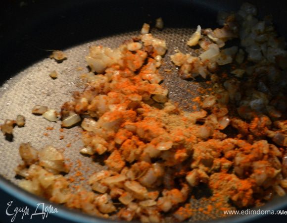 Затем добавить порезанный мелко чеснок и натертый имбирь. Помешивать примерно 1 мин. После кориандр, паприка, гарам масала, тмин и кайен.перец. Помешивать 1 мин.