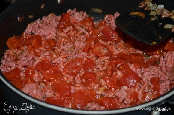 Добавим фарш, разломаем на кусочки. Готовим пока не исчезнет розовый цвет, помешиваем. Затем порезанные некрупно томаты, соль и перец и 1 стакан воды.