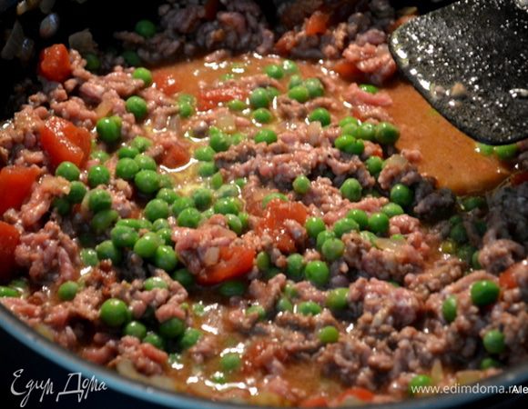 Добавим зеленый горошек, если свежий. Перемешаем, закроем крышкой и готовим 10 мин. Если замороженный готовим 5 мин.под крышкой.