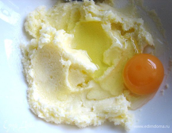 Добавляем яйцо.