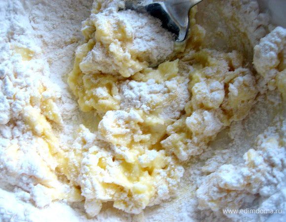 Так как я брала половину рецепта,муки сначала вмешала 150 г.