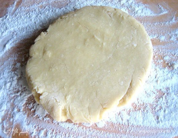 Раскатываем эластичное приятное тесто на посыпанной мукой доске...