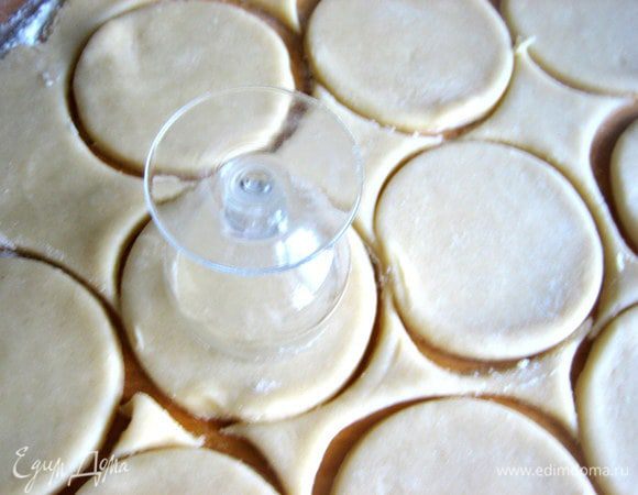 А из половины вырезанных кружков рюмочкой вырезаем в центре маленькие кружочки.