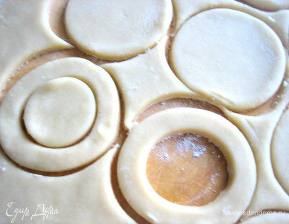 Образовавшееся кольцо и будет бортиком вокруг крема!