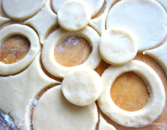 Должно получиться одинаковое число кружков и колец...Из серединок выпечем мини-печенье)))