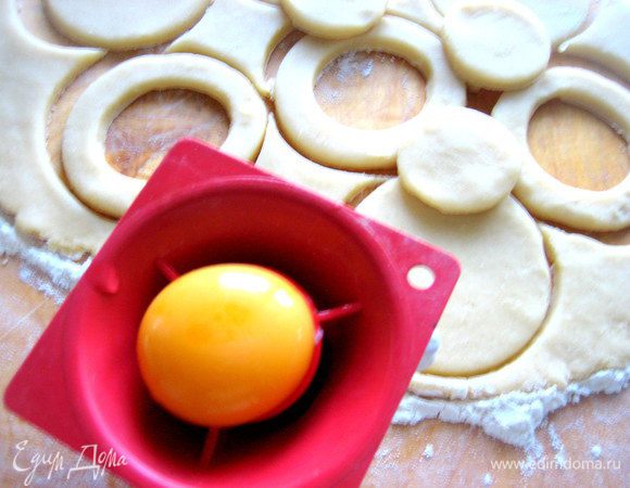 Отделяем желток от белка.