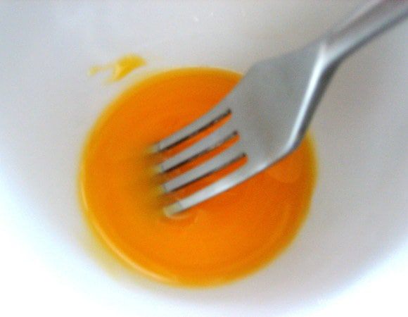 Слегка взбиваем вилкой.