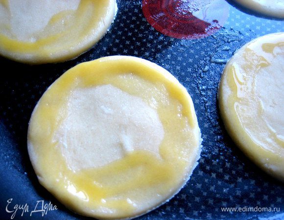 Смазываем края кружков желтком.